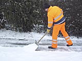 Handarbeit mit Schneeschieber (Foto H.Bambey)