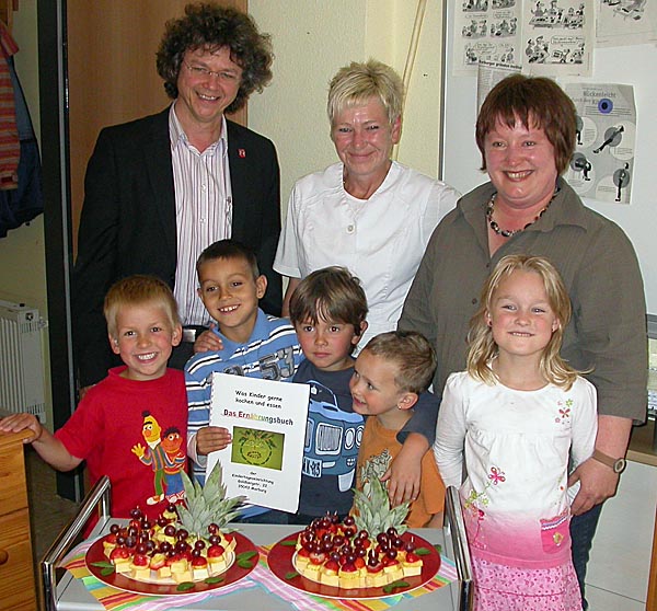 Bürgermeister Kahle mit Kindern Köchin Martina Daniel und Kita-Leiterin Ulrike Stehling