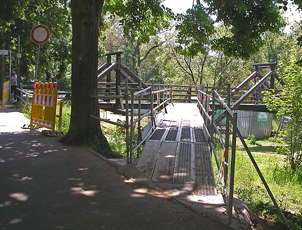 Steg als Zuwegung zur Fußgängerbrücke