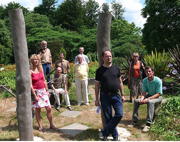 Menschen zwischen großen Pflanzen