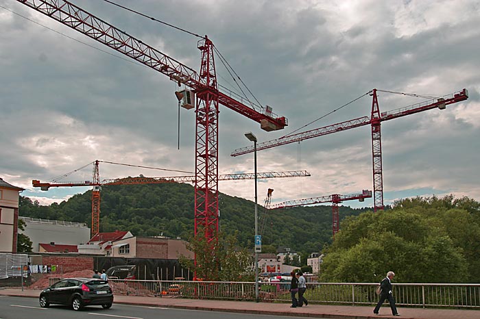 mehrere große Baukräne