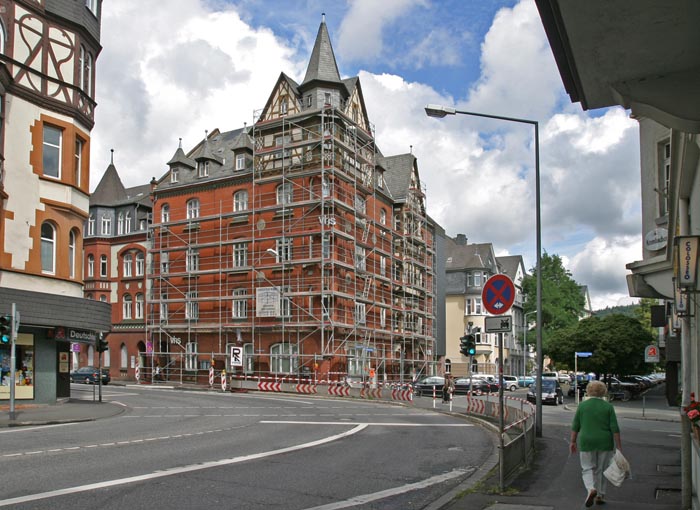 Backsteinrotes Eckgebäude der Volkskhochschule