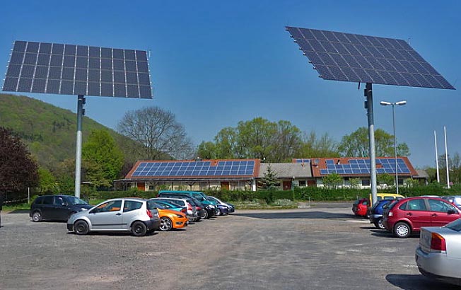 Parkplätz mit zwei Säulen und Solarpaneelen darauf
