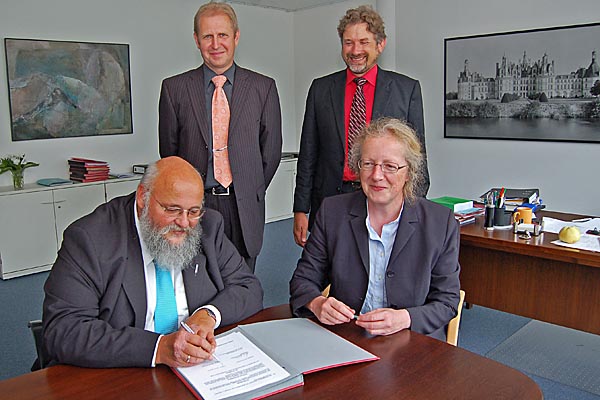 Prof. Marcus Baumann, Rektor Fachhochschule Aachen, und Prof. Katharina Krause, Präsidentin Philipps-Universität. Kooperation wird getragen von Prof. Michael J. Schöning, Leiter Aachener Institut für Nano- und Biotechnologien, und Prof. Michael Keusgen, Dekan Marburger Fachbereich Pharmazie, hinten (Foto A.Gottschalk)