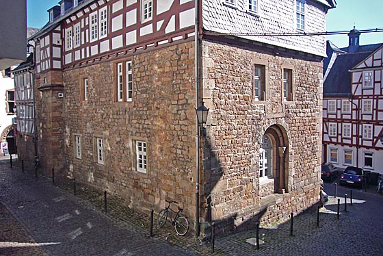 Das Bauwerk Kilian am Schuhmarkt liegt zwischen der Alten Universität und dem Marburger Rathaus. (Foto Hartwig Bambey)
