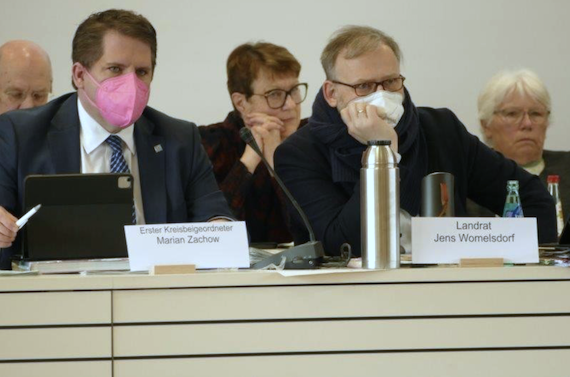 Erster Kreisbeigeordneter Zachow, links, und Landrat Womelsdorf mit Masken bei Sitzung des Kreistags Marburg-Biedenkopf. Foto